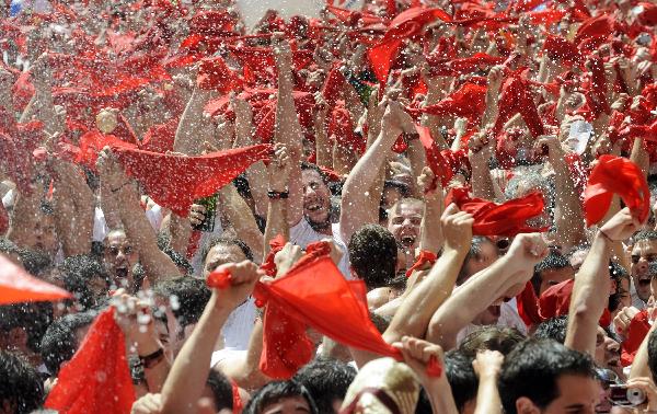 Thousands of people packed into Pamplona&apos;s main square are spraying each other with sparkling wine as firecracker rockets blast off to start Spain&apos;s San Fermin bull-running festival. [Xinhua]