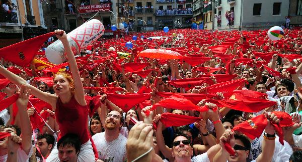 The annual San Fermin bull-running festival starts in Spain&apos;s Pamplona on July 6, 2010.[Xinhua]