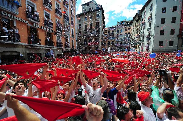 The annual San Fermin bull-running festival starts in Spain&apos;s Pamplona on July 6, 2010.[Xinhua]