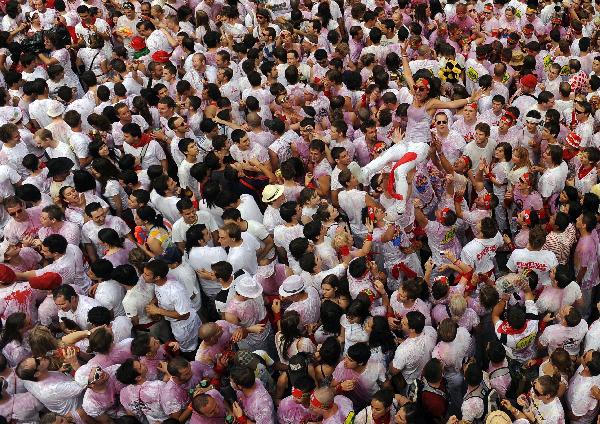 The annual San Fermin bull-running festival starts in Spain&apos;s Pamplona on July 6, 2010.[Xinhua]