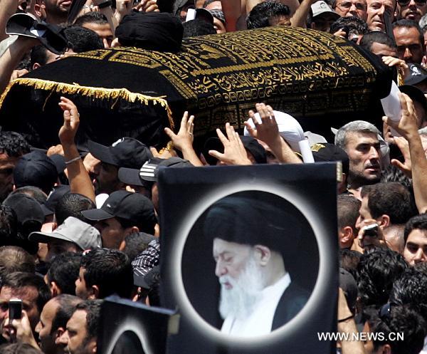 People surround the coffin of the late Lebanese Shiite cleric Sayyed Mohammad Hussein Fadlallah in Beirut&apos;s southern suburb of Dahiya, Lebanon, July 6, 2010. Hundreds of thousands of people on Tuesday participated in the funeral of Lebanese Shiite cleric Sayyed Mohammad Hussein Fadlallah, who died Sunday at the age of 75. [Xinhua]