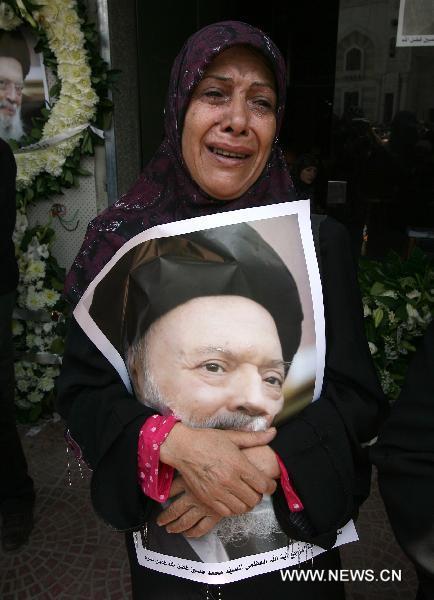 A woman holds a portrait of the late Lebanese Shiite cleric Sayyed Mohammad Hussein Fadlallah in Beirut&apos;s southern suburb of Dahiya, Lebanon, July 6, 2010. Hundreds of thousands of people on Tuesday participated in the funeral of Lebanese Shiite cleric Sayyed Mohammad Hussein Fadlallah, who died Sunday at the age of 75.[Xinhua]