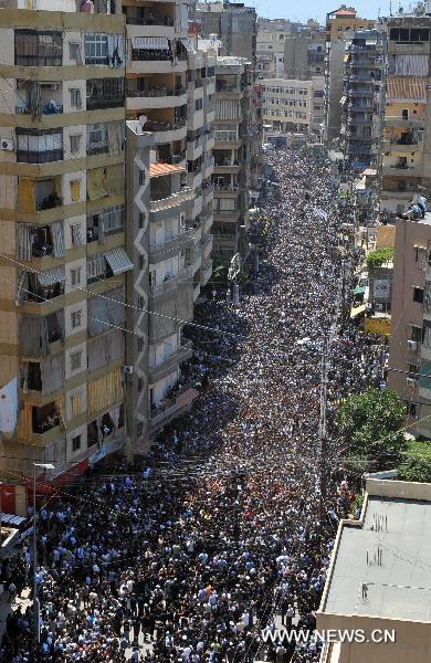 People attend the funeral of the late Lebanese Shiite cleric Sayyed Mohammad Hussein Fadlallah in Beirut&apos;s southern suburb of Dahiya, Lebanon, July 6, 2010. Hundreds of thousands of people on Tuesday participated in the funeral of Lebanese Shiite cleric Sayyed Mohammad Hussein Fadlallah, who died Sunday at the age of 75.[Xinhua]