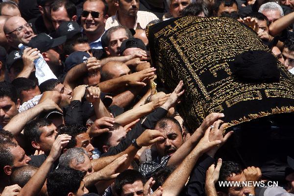 People surround the coffin of the late Lebanese Shiite cleric Sayyed Mohammad Hussein Fadlallah in Beirut&apos;s southern suburb of Dahiya, Lebanon, July 6, 2010. Hundreds of thousands of people on Tuesday participated in the funeral of Lebanese Shiite cleric Sayyed Mohammad Hussein Fadlallah, who died Sunday at the age of 75.[Xinhua]