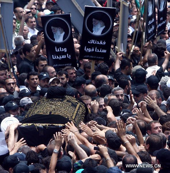 People surround the coffin of the late Lebanese Shiite cleric Sayyed Mohammad Hussein Fadlallah in Beirut&apos;s southern suburb of Dahiya, Lebanon, July 6, 2010. Hundreds of thousands of people on Tuesday participated in the funeral of Lebanese Shiite cleric Sayyed Mohammad Hussein Fadlallah, who died Sunday at the age of 75.[Xinhua]