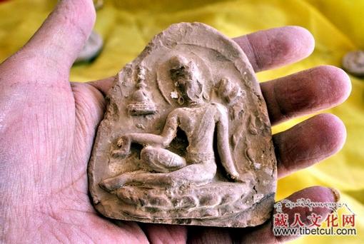 Many 10-centimeter figures of Buddha and towers were excavated at the No.4 rock cave.