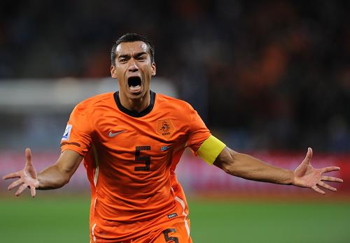 Giovanni van Bronckhorst opened scoring for the Oranje in the 18th minute with a 35-meter shot.