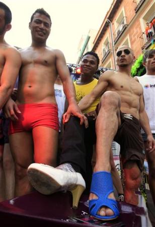  Gay men took part in a high heel race in Madrid, Spain to win a 1,000 euro top prize. [Reuters/news.cn]