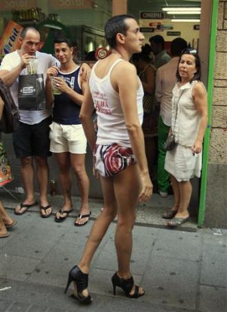  Gay men took part in a high heel race in Madrid, Spain to win a 1,000 euro top prize. [Reuters/news.cn]