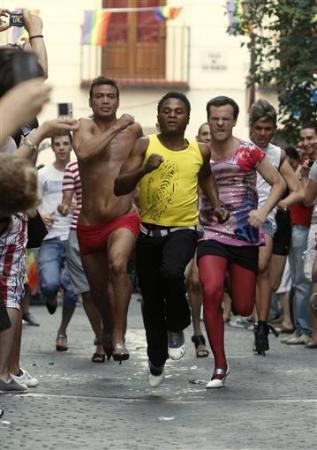  Gay men took part in a high heel race in Madrid, Spain to win a 1,000 euro top prize. [Reuters/news.cn]