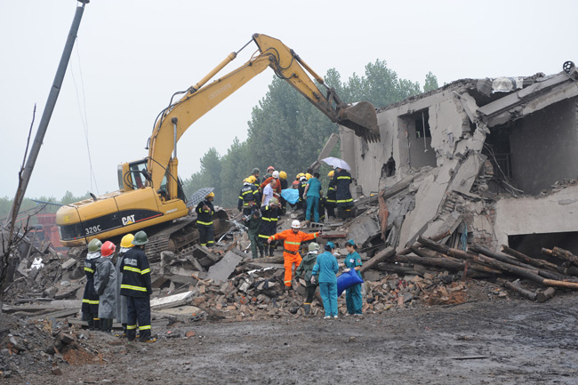 An explosion at a recently closed central China coal mine has left eight people dead and 36 injured as of midnight Thursday.