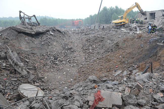 Photo shows a 10-meter-wide and 20-meter-deep pit after the explosion at Fenghuangling Coal Mine on July 8, 2010. [Xinhua] 