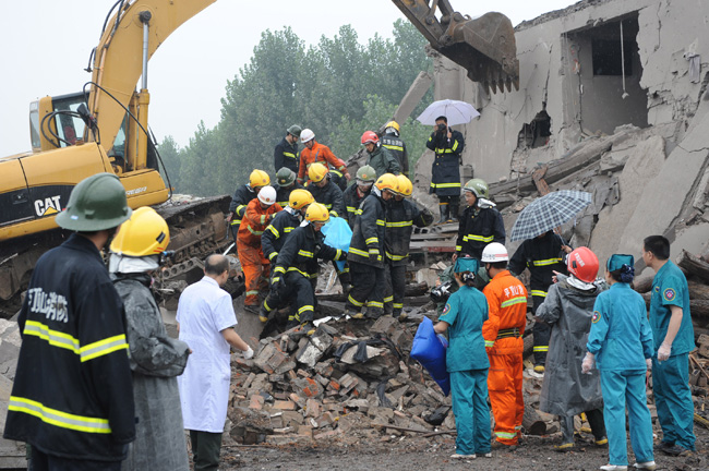 Rescue workers are racing against the clock to find survivors trapped below ground after a mine explosion at Fenghuangling Coal Mine on July 8, 2010. [Xinhua]