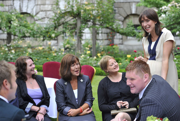 Samantha Cameron (R), wife of Britain&apos;s Prime Minister David Cameron, speaks with British service personnel and their family members during a reception at Downing Street in central London July 7, 2010. Along with Schmid, Samantha was also announced as a Patron for Tickets for Troops as she hosted her first charitable reception at the Prime Minister&apos;s official residence.[Xinhua]