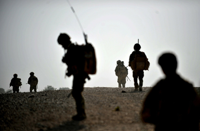 Soldiers of A Company from the 1st Battalion of Royal Gurkha Rifles and Afghan National Police patrol in Nahr e Saraj village, in Helmand, on June 24, 2010. Britain has around 9,500 troops in Afghanistan and is the second biggest contributor of forces to ISAF after the United States.[yeeyan.org] 