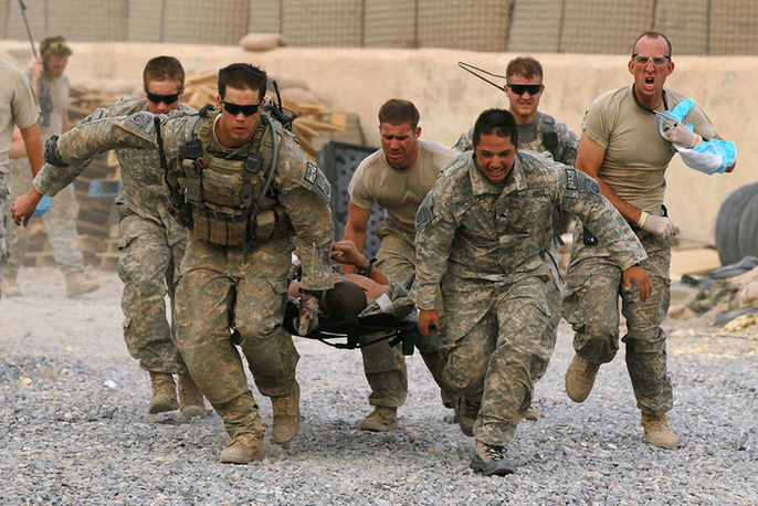 U.S. Army soldiers carry a critically wounded American soldier on a stretcher to an awaiting MEDEVAC helicopter from Charlie Co. Sixth Battalion, 101st Airborne Combat Aviation Brigade, Task Force Shadow June 24, 2010 near Kandahar, Afghanistan. [yeeyan.org]