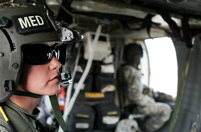 U.S. Army Captain Brandi Faudree from Charlie Co. Sixth Battalion, 101st Airborne Combat Aviation Brigade, Task Force Shadow monitors a patient while en route to the hospital in a MEDEVAC helicopter June 25, 2010 in Kandahar, Afghanistan. [yeeyan.org]