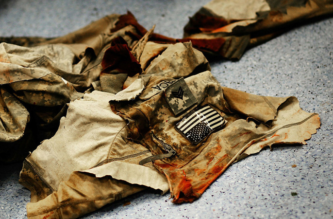 The uniform of a U.S. Army soldier lies on the floor of the trauma ward soaked with blood after being cut off of him after he was hurt in an explosion on the battlefield in Kandahar province at the Kandahar Role 3 Hospital on June 18, 2010 at Kandahar Air Field, Afghanistan. The soldier survived.[yeeyan.org]