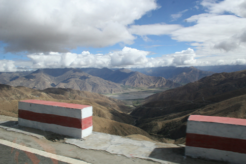 Photo taken July 7, 2010 shows view from the road from Lhasa to Shigatse. [Photo: CRI / Dominic Swire] 