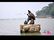 The lake has to its credit a thriving fishing industry as well as its ornamental limestone rocks that is native to no other place. [Photo by Guo Dong]