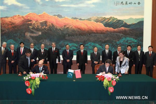 Chinese President Hu Jintao (R Center) and Pakistani President Asif Ali Zardari (L Center) attend a signing ceremony after their meeting at the Great Hall of the People in Beijing, capital of China, on July 7, 2010. (Xinhua/Pang Xinglei) (nxl) 