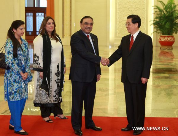 Chinese President Hu Jintao (R) meets with Pakistani President Asif Ali Zardari (R2) at the Great Hall of the People in Beijing, capital of China, on July 7, 2010. (Xinhua/Pang Xinglei) (nxl) 