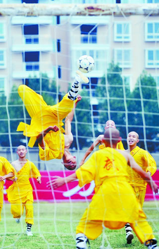 A Shaolin soccer team is started by a 17-year-old monk Li Lin a few weeks ago in Zhengzhou, capital of Henan province, taking inspiration from Stephen Chow&apos;s movie and the World Cup. The team trained about four hours every weekend with coach Wang Xiaobo, a Tagou school physical education tutor. [sina.com.cn] 