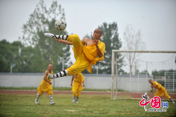 A Shaolin soccer team is started by a 17-year-old monk Li Lin a few weeks ago in Zhengzhou, capital of Henan province, taking inspiration from Stephen Chow&apos;s movie and the World Cup. The team trained about four hours every weekend with coach Wang Xiaobo, a Tagou school physical education tutor. [Yang Donghua/CFP]