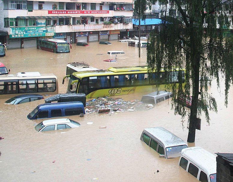 The most severe rainstorm this summer pounded Chongqing, causing inland inundation in some parts. Local weather authorities issued a third-level storm alert. [Photo/chinanews.com] 