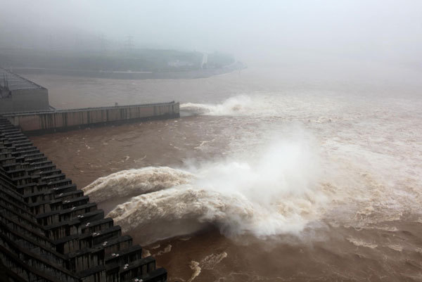The Three Gorges Dam, sitting in the middle reach of the Yangtze River in Central China&apos;s Hubei province, on July 10 released water for the first time this year. The flood from the upper stream reaching the dam was measured at 36,000 cubic meters of water per second and could increase to 39,000 cubic meters per second by Sunday, dam officials said. [Xinhua]