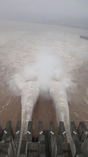 The Three Gorges Dam, sitting in the middle reach of the Yangtze River in Central China&apos;s Hubei province, on July 10 released water for the first time this year. [Xinhua]