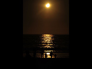 The moon passes between the sun and the earth during a solar eclipse in Valparaiso City, 75 miles (121 km) northwest of Santiago, July 11, 2010.[Xinhua/Reuters]