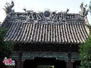 Located four kilometers southeast of Shaoxing is the Dayu Tomb. Dayu, also known as Yu the Great, was the King of Xia Dynasty (22-16 B.C.). He is remembered for his outstanding efforts in flood control. Inside the Dayu Tomb area, there are the Dayu Temple and a memorial hall, as well as the Xianruo Pavilion.  [Photo by Xiaoyong]