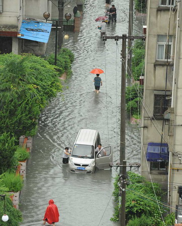 Dozens dead in devastating Yangtze River flooding