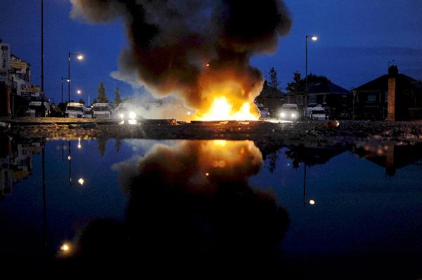 Cars burn during Nationalist rioting in the Ardoyne area of North Belfast, Northern Ireland, July 12, 2010.[Xinhua]