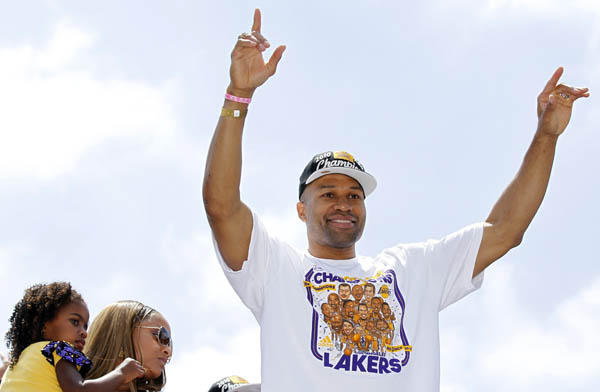 Los Angeles Lakers Derek Fisher greets fans during the NBA Championship parade in Los Angeles, California, June 21, 2010. (Xinhua/Reuters Photo)