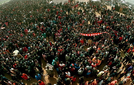 More than 200,000 people attend a folk art festival during the first month of the Chinese New Year in Baofeng county, Henan province. [File photo] 