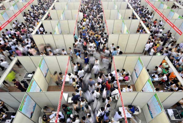 Thousands of graduates flock to a job fair for graduates held in Haikou, the capital city of South China&apos;s Hainan province, July 13, 2010. Over 6,500 job positions were provided by more than 200 firms, attracting up to 10,000 job applicants to the fair.[Xinhua]