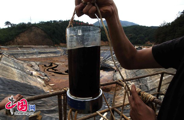 Pollution from Zijinshan Copper Mine, owned by Zijin Mining Group Co, has contaminated the Tingjiang River, a major waterway in East China&apos;s Fujian province, leading to the poisoning of up to 1,890 tons of fish, local environmental authorities said on July 13, 2010. [CFP]