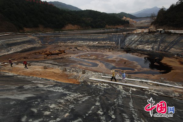 Pollution from Zijinshan Copper Mine, owned by Zijin Mining Group Co, has contaminated the Tingjiang River, a major waterway in East China&apos;s Fujian province, leading to the poisoning of up to 1,890 tons of fish, local environmental authorities said on July 13, 2010. [CFP]