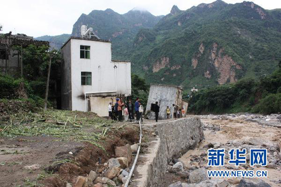 13 people were killed and more than 30 others went missing after landslide and flood hit the Xiaohe Town of Qiaojia County, southwest China's Yunnan Province, early Tuesday. As of noon, 43 people were also injured in the disaster.