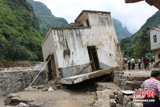 13 people were killed and more than 30 others went missing after landslide and flood hit the Xiaohe Town of Qiaojia County, southwest China's Yunnan Province, early Tuesday. As of noon, 43 people were also injured in the disaster.