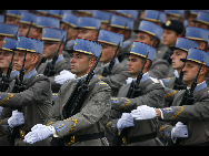 French soldiers march during the France's Bastille Day military parade held in Paris, capital of France, on July 14, 2010. [Xinhua]