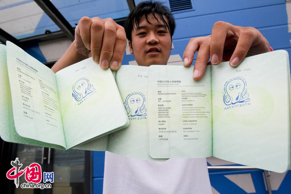 A man shows stamps of the octopus &apos;Paul&apos; at the International Development Information Network Association Section, one of the pavillions of Expo 2010, July 14, 2010. The International Development Information Network Association Section, one of the pavillions of Expo 2010, announced on July 12 that it would offer stamps featuring the octopus &apos;Paul&apos; to visitors as of the final whistle of this year&apos;s World Cup. [CFP]