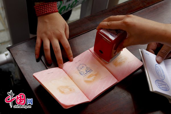 The International Development Information Network Association Section, one of the pavillions of Expo 2010, offers stamps featuring the octopus &apos;Paul&apos; to visitors as of the final whistle of this year&apos;s World Cup, July 14, 2010. [CFP]