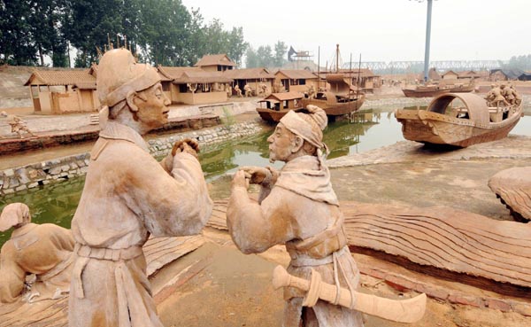 The clay sculpture from the famous Song Dynasty painting Along the River During the Qingming Festival is seen under construction in Tangshan, North China&apos;s Hebei province, July 15, 2010. [Xinhua]