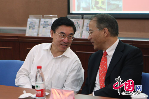 Huang Youyi (Left), vice president of China International Publishing Group, talks to Einar Tangen, author of The Kunshan Way.