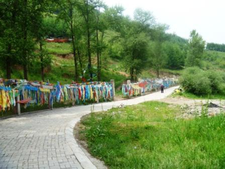 Circumambulatory path around Kumbum Monastery. [Photo by Lola Boatwright]