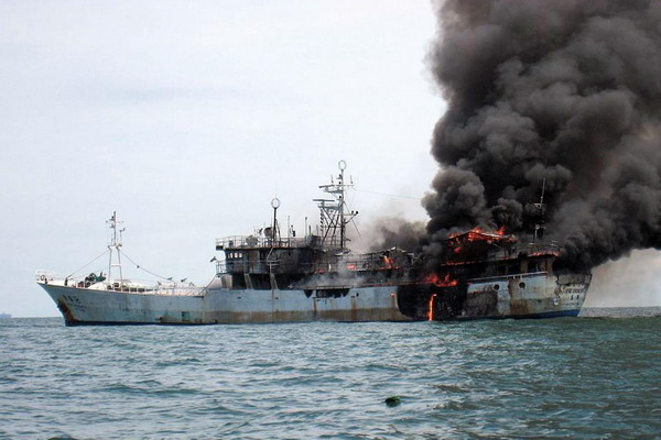 The rear of a Taiwanese fishing boat is seen engulfed in flames when it was passing through the Malacca Straits to reach Singapore, July 15, 2010. The eight fishermen on board, including two Chinese and six Filipinos, have been sent to the hospital. Their injuries were not life threatening. The preliminary cause of the fire seems to be an engine breakdown.[Xinhua]