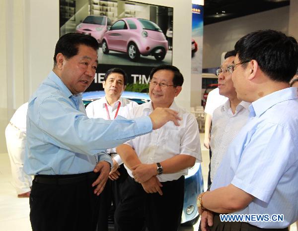 Jia Qinglin (L), chairman of the National Committee of the Chinese People's Political Consultative Conference, visits the China Achievements Expo for Self-innovated Auto Technology and Products in Beijing, capital of China, July 15, 2010. [Xie Huanchi/Xinhua]